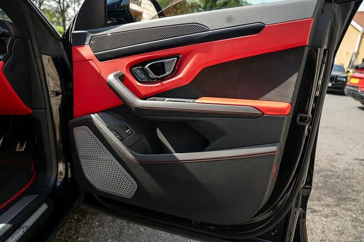 2022-lamborghini-urus-40-no-trim-big-42