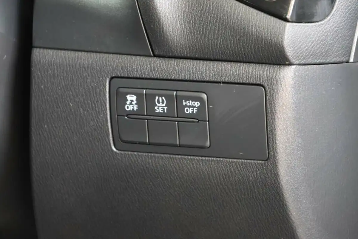 2014-mazda-mazda3-20-se-l-nav-hatchback-5d-big-35