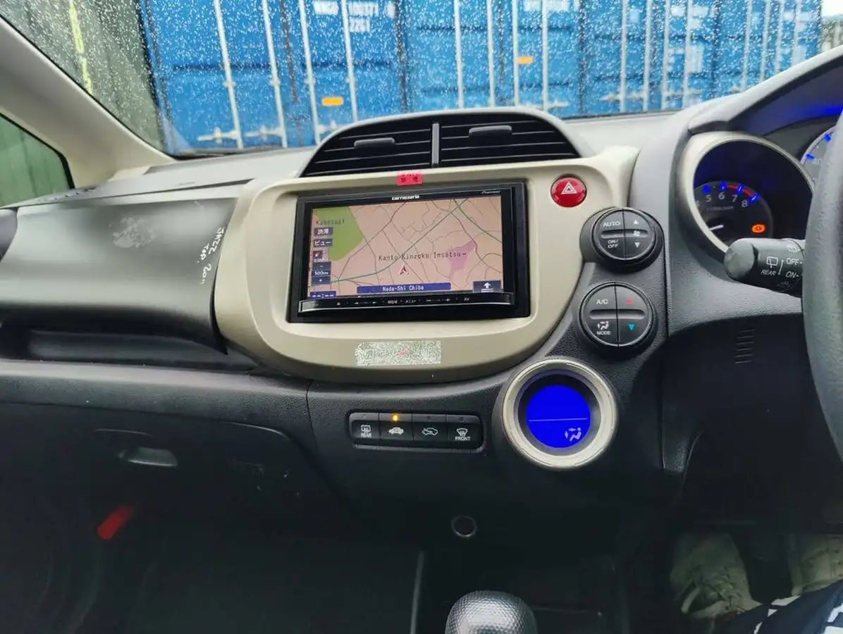 2013-honda-jazz-big-44