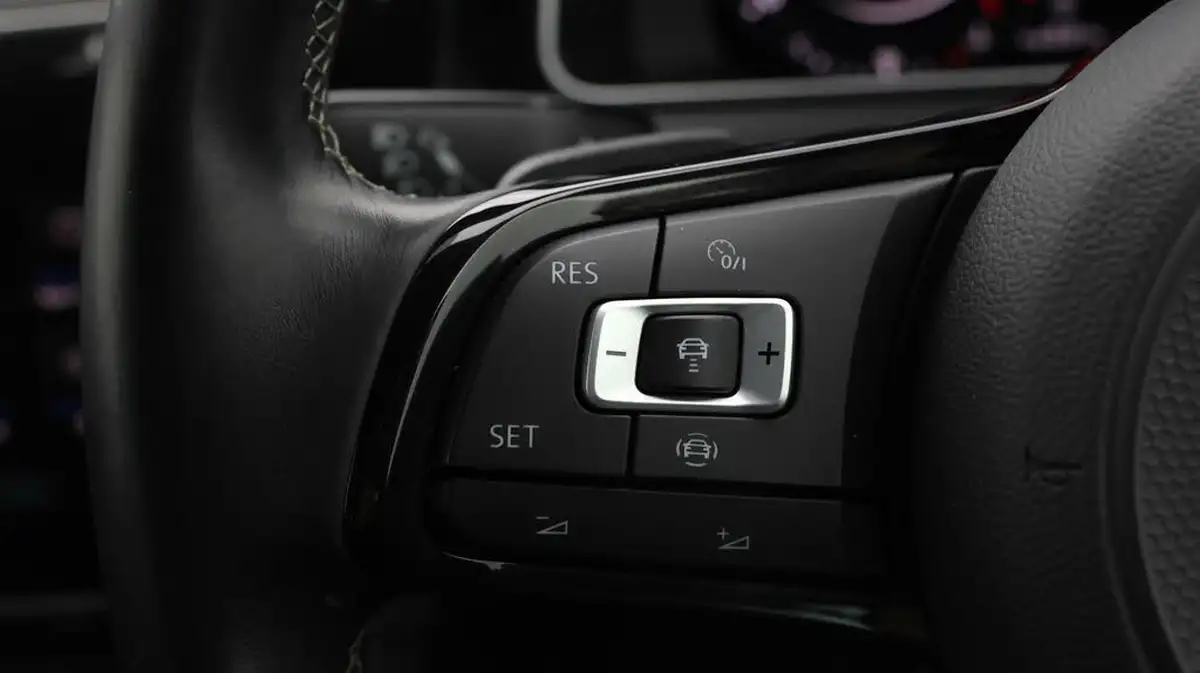 2019-volkswagen-golf-20-tsi-r-300ps-hatchback-5d-dsg-big-21