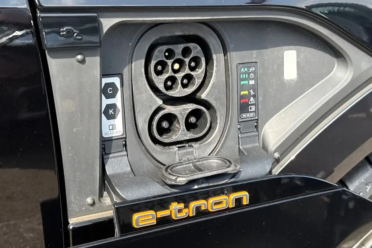 2022-audi-e-tron-50e-technik-station-wagon-big-30