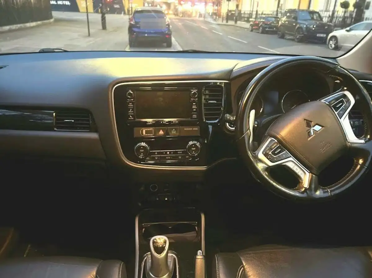 2016-mitsubishi-outlander-20-gx4h-phev-big-5