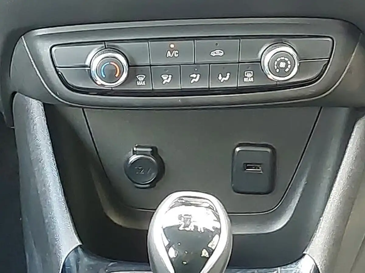 2022-vauxhall-crossland-12i-design-big-10