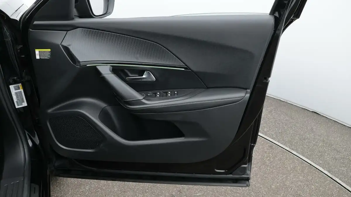 2021-peugeot-2008-suv-e-gt-premium-50kwh-big-15