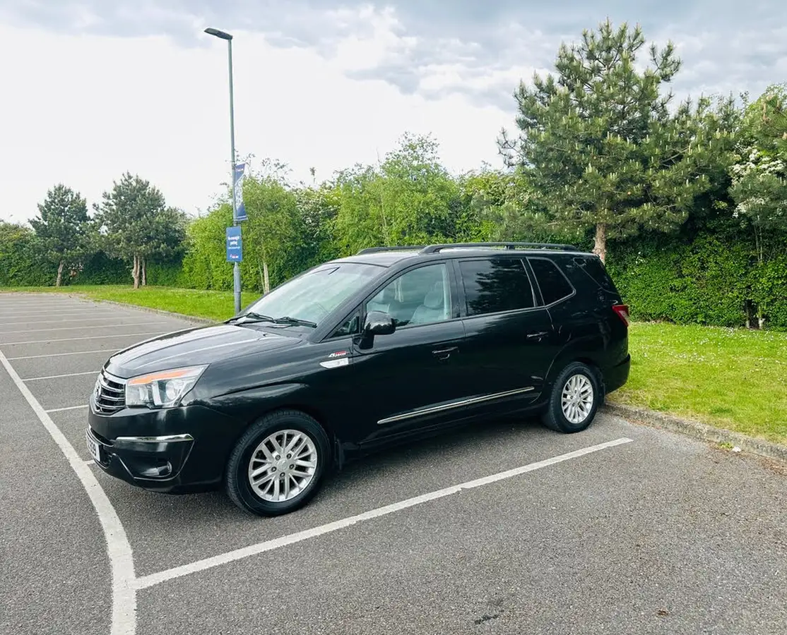 2013-kgm-ssangyong-turismo-20td-ex-big-4