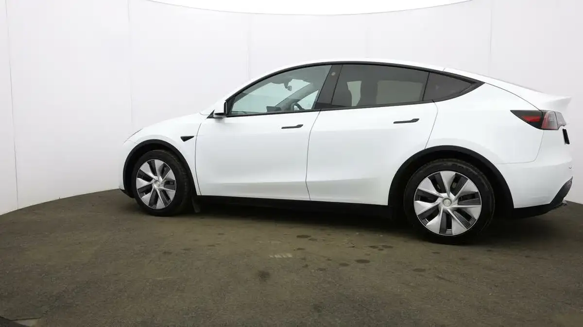 2023-tesla-model-y-e-rwd-big-64