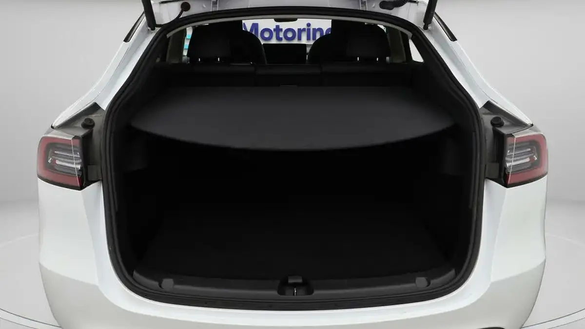 2023-tesla-model-y-e-rwd-big-16
