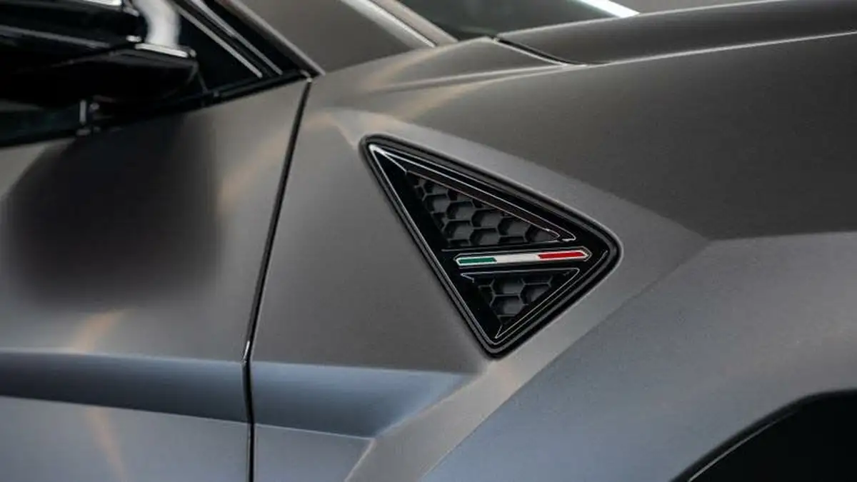 2021-lamborghini-urus-40-no-trim-big-11