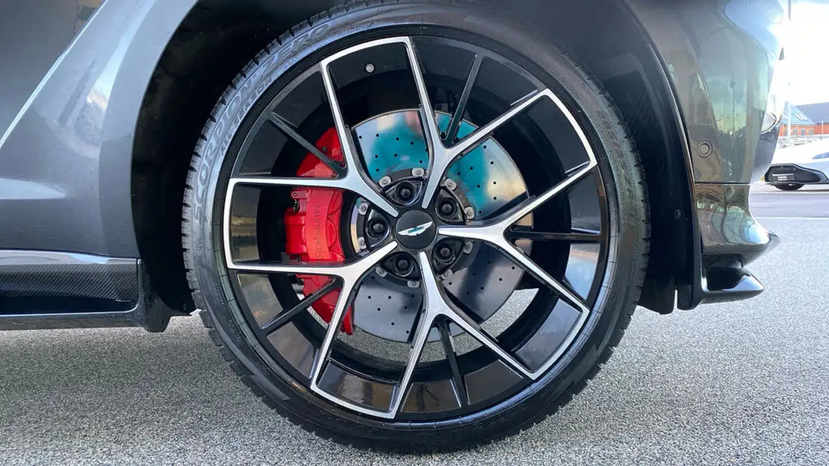 2024-aston-martin-dbx-40-v8-big-3