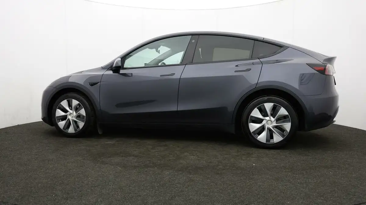 2022-tesla-model-y-e-long-range-big-65