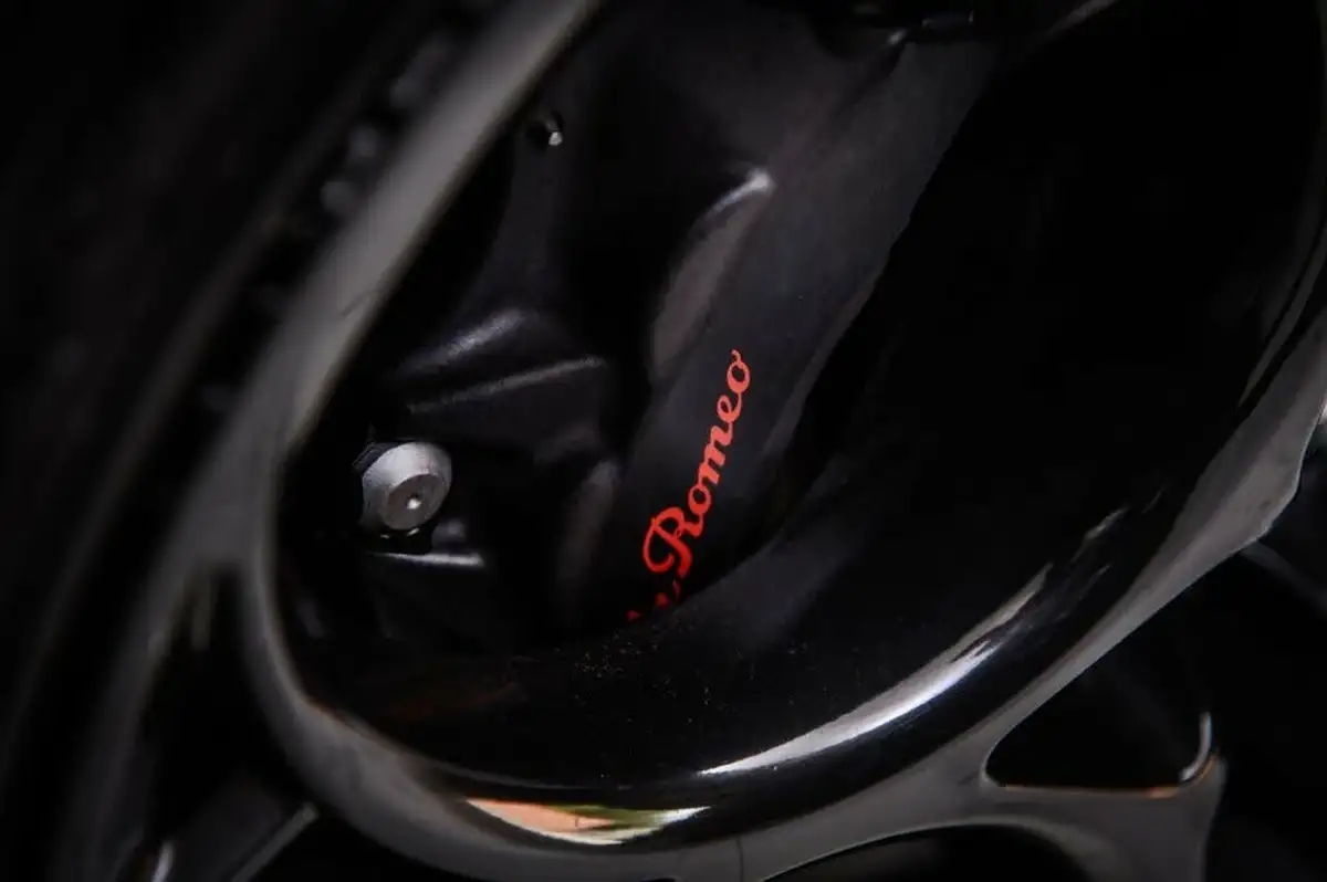 2021-alfa-romeo-stelvio-29-biturbo-quadrifoglio-big-37