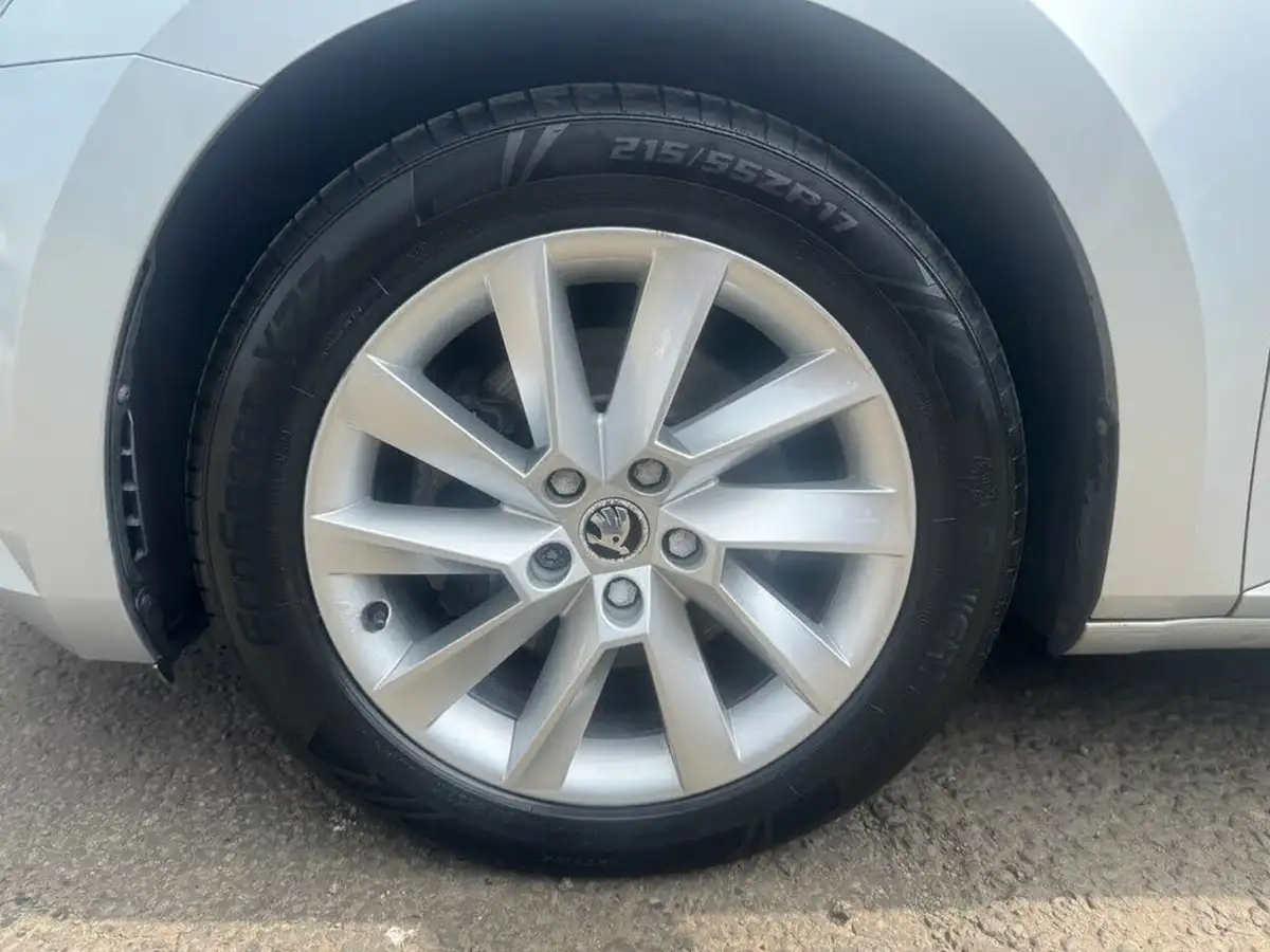 2018-skoda-superb-20tdi-scr-se-hatchback-dsg-big-21