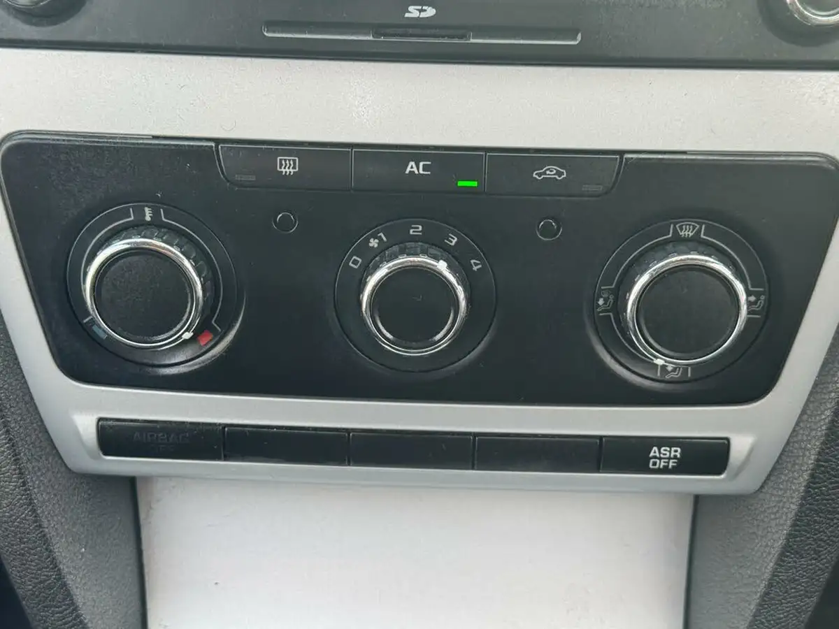 2011-skoda-octavia-16-se-hatchback-big-11