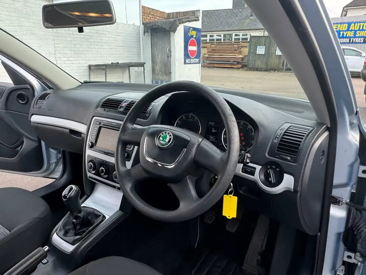 2011-skoda-octavia-16-se-hatchback-big-15