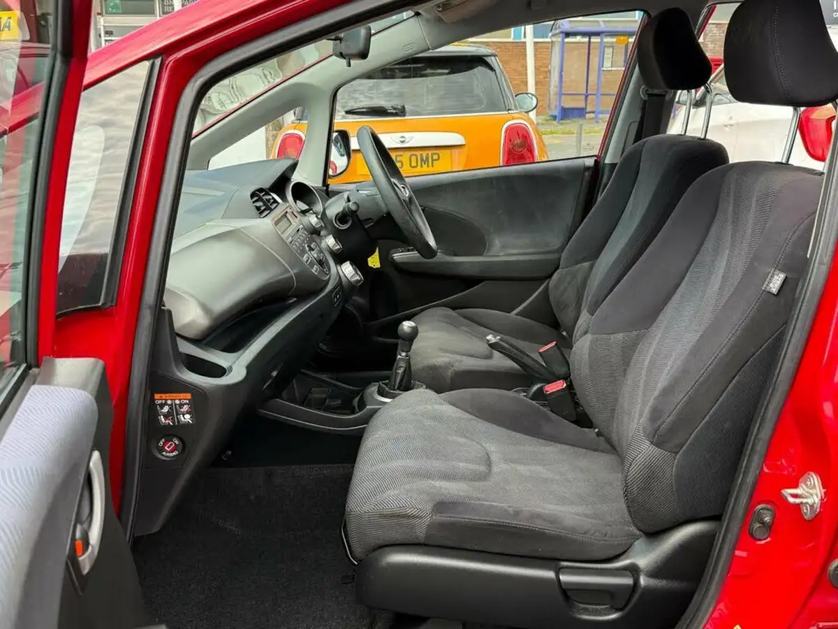 2010-honda-jazz-14-es-t-big-23
