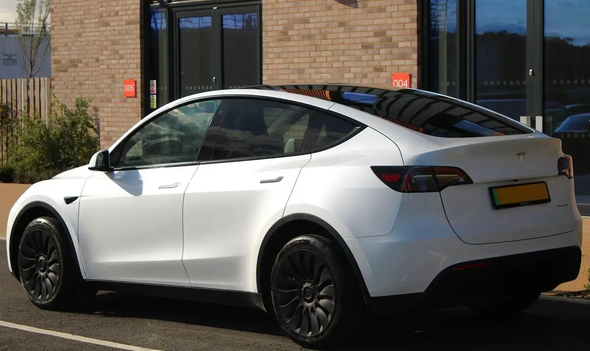 2023-tesla-model-y-e-long-range-big-6