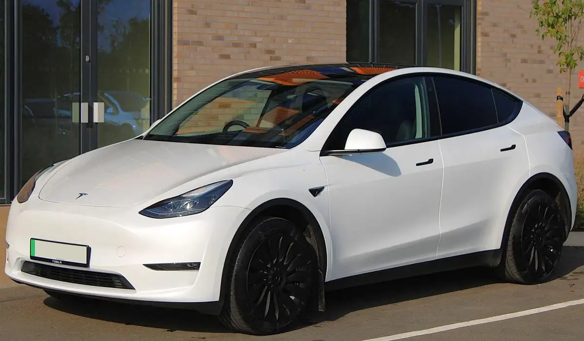 2023-tesla-model-y-e-long-range-big-2
