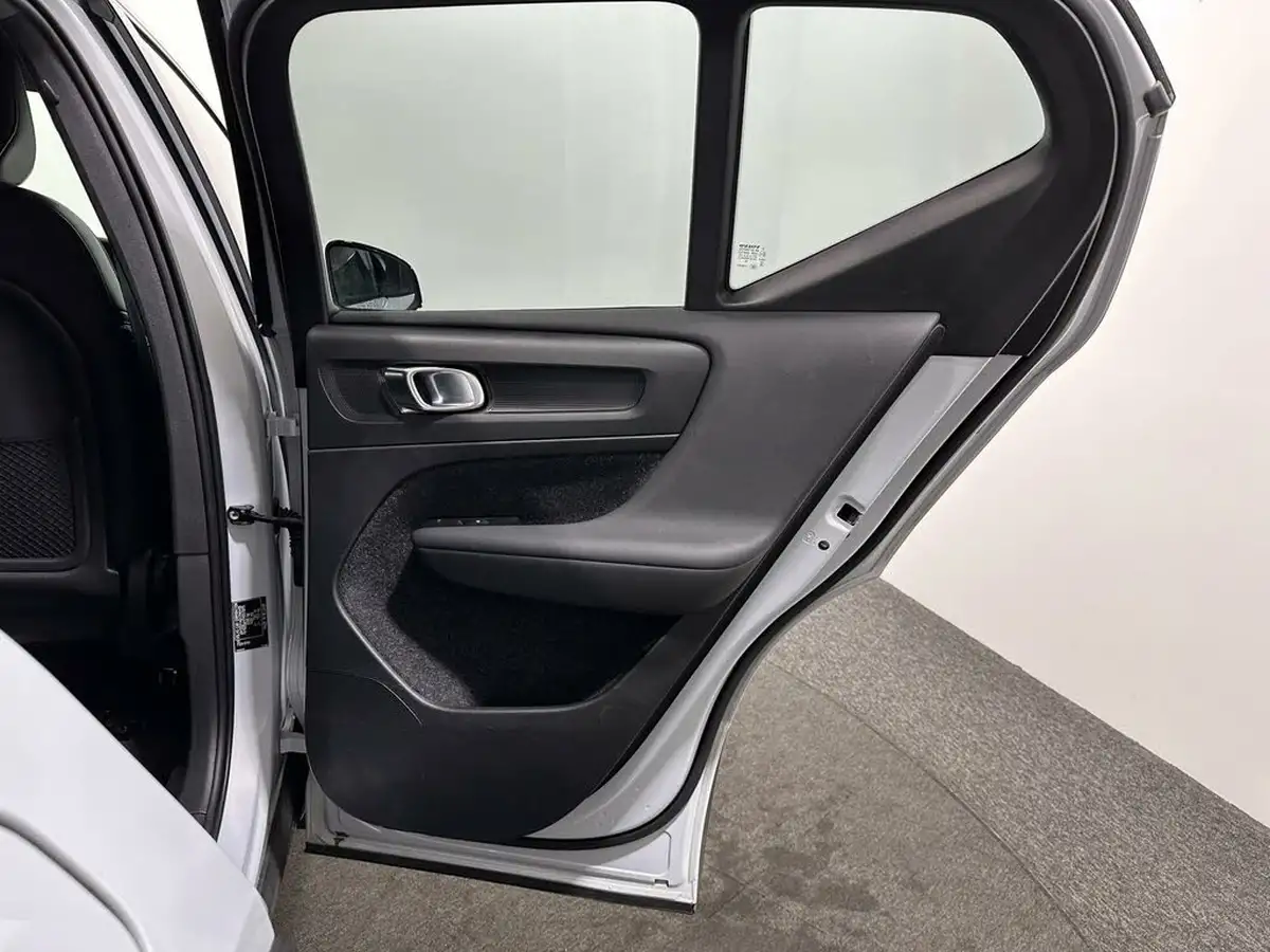 2021-volvo-xc40-15-t4-r-design-211bhp-big-37
