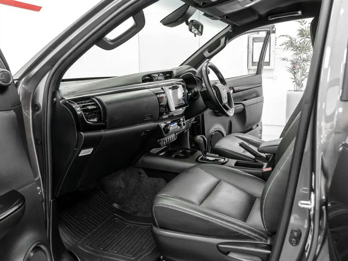 2018-toyota-hi-lux-24d-4d-invincible-at35-32t-auto-big-16