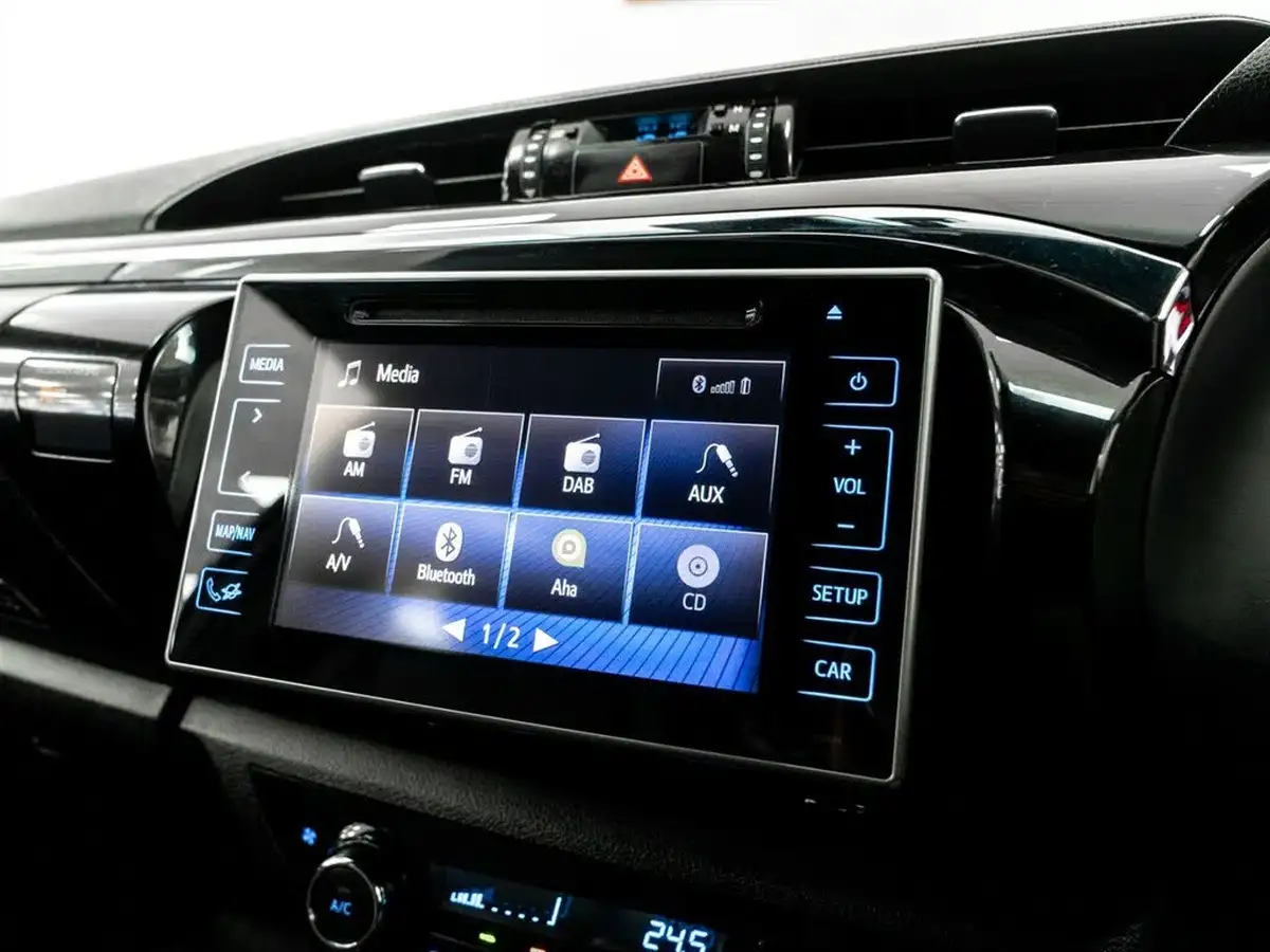 2018-toyota-hi-lux-24d-4d-invincible-at35-32t-auto-big-42