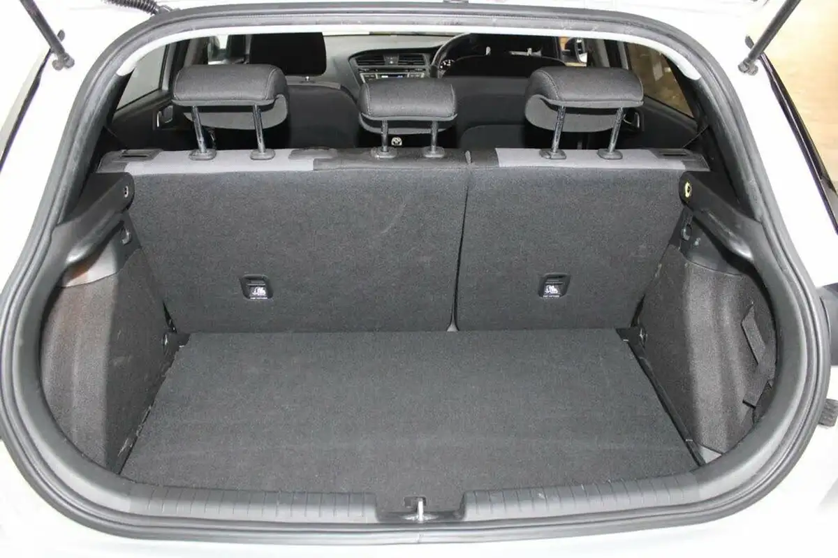2016-hyundai-i20-10-active-big-9