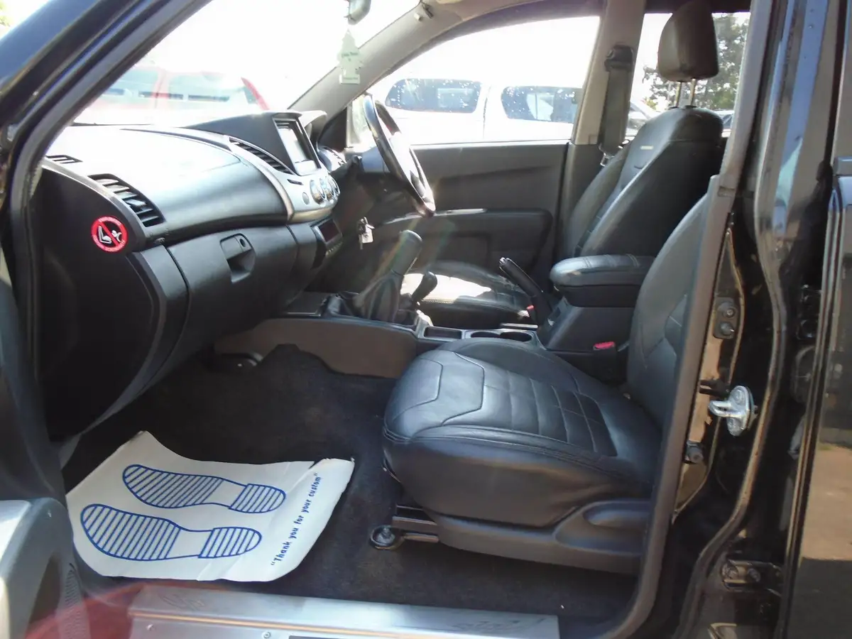 2014-mitsubishi-l200-25td-barbarian-big-16