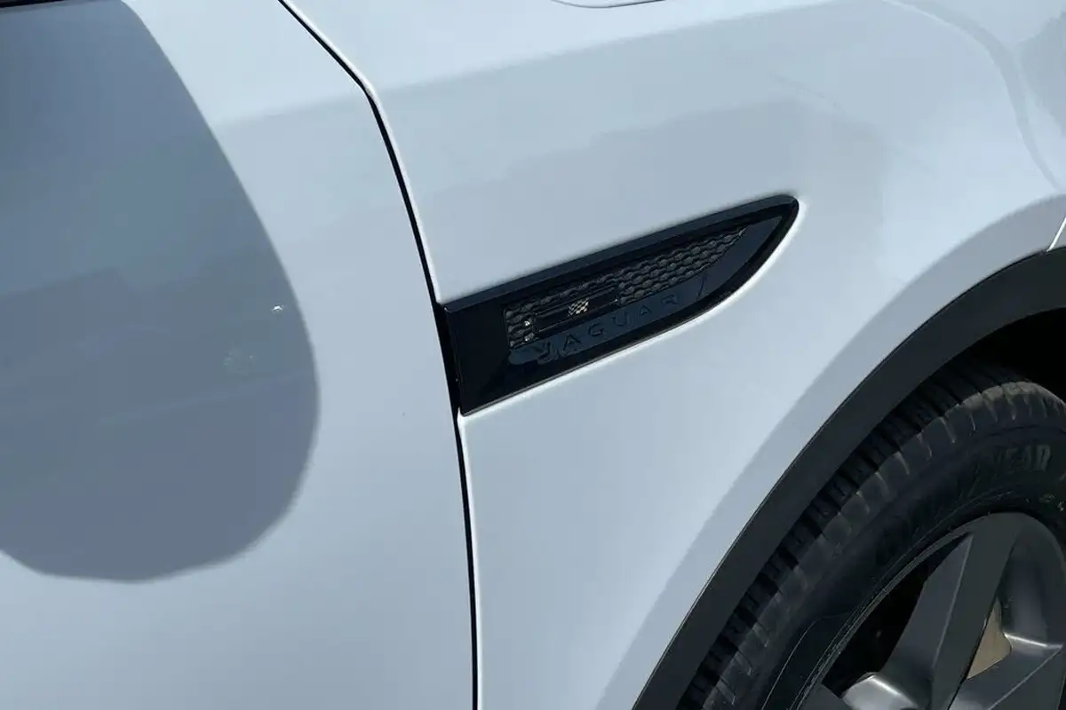 2019-jaguar-e-pace-20-i4d-chequered-flag-150ps-big-24