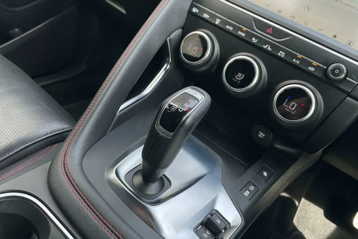 2019-jaguar-e-pace-20-i4d-chequered-flag-150ps-big-45