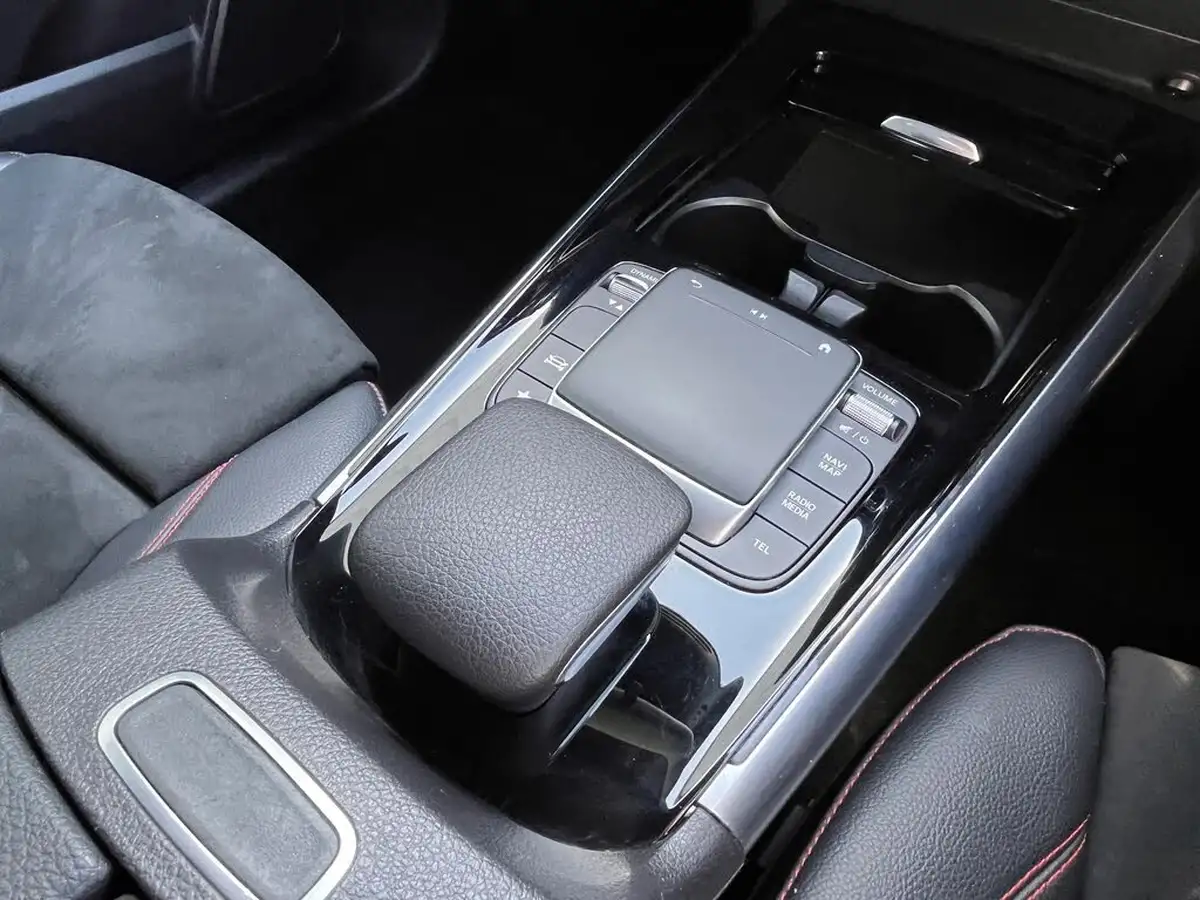 2021-mercedes-benz-gla-class-13-gla-200-amg-line-big-12