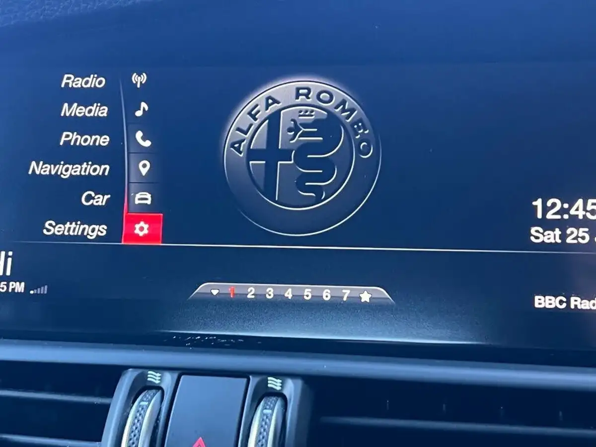 2020-alfa-romeo-giulia-20-nero-edizione-big-27