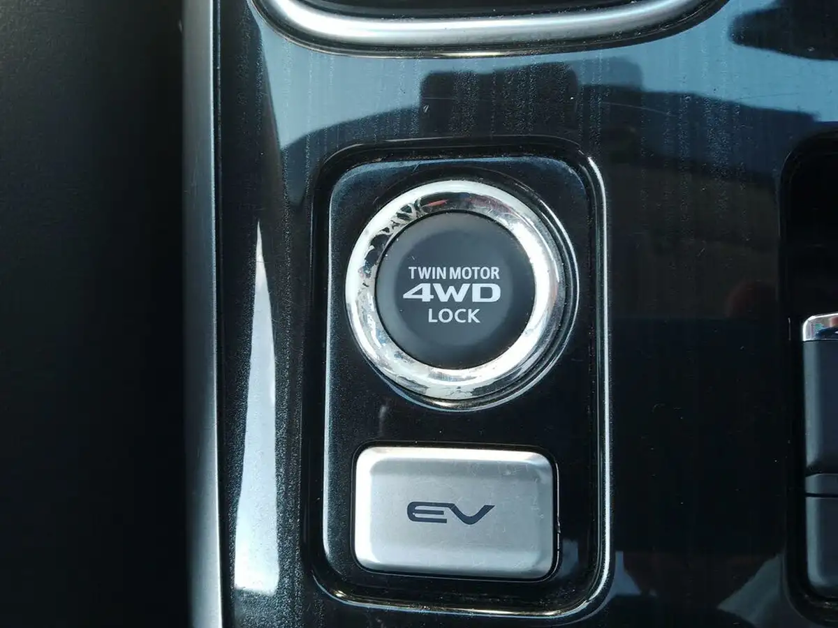 2017-mitsubishi-outlander-20-4hs-phev-5st-big-10