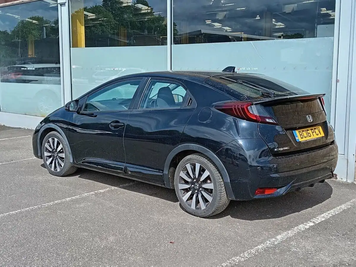2016-honda-civic-18-i-vtec-se-plus-navi-hatchback-auto-big-2
