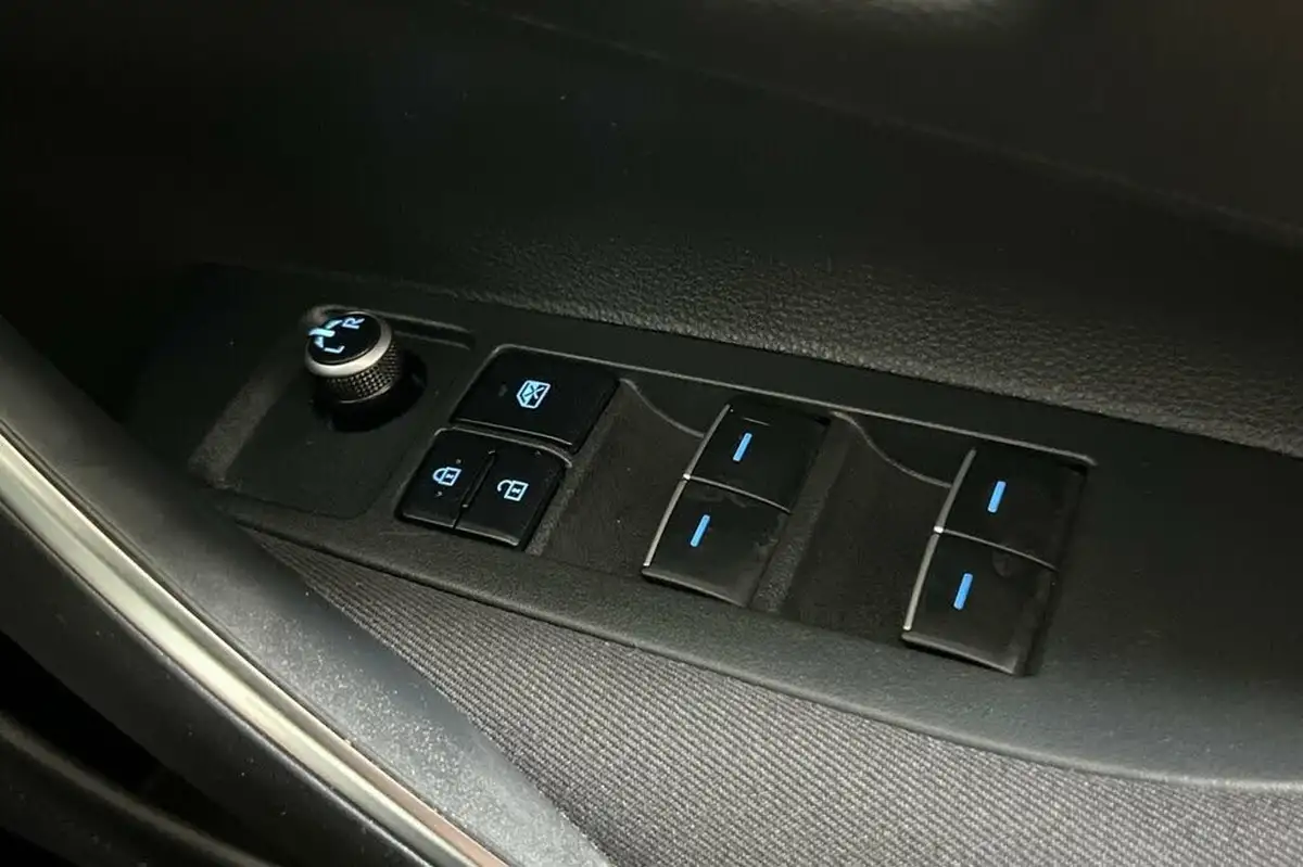 2022-toyota-corolla-18-vvt-i-icon-tech-trk-hatchback-5d-big-34