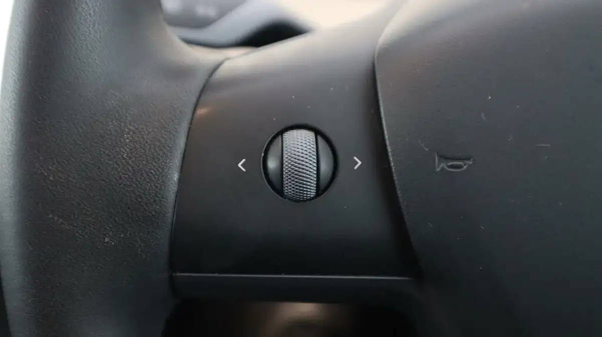 2022-tesla-model-y-e-long-range-big-21