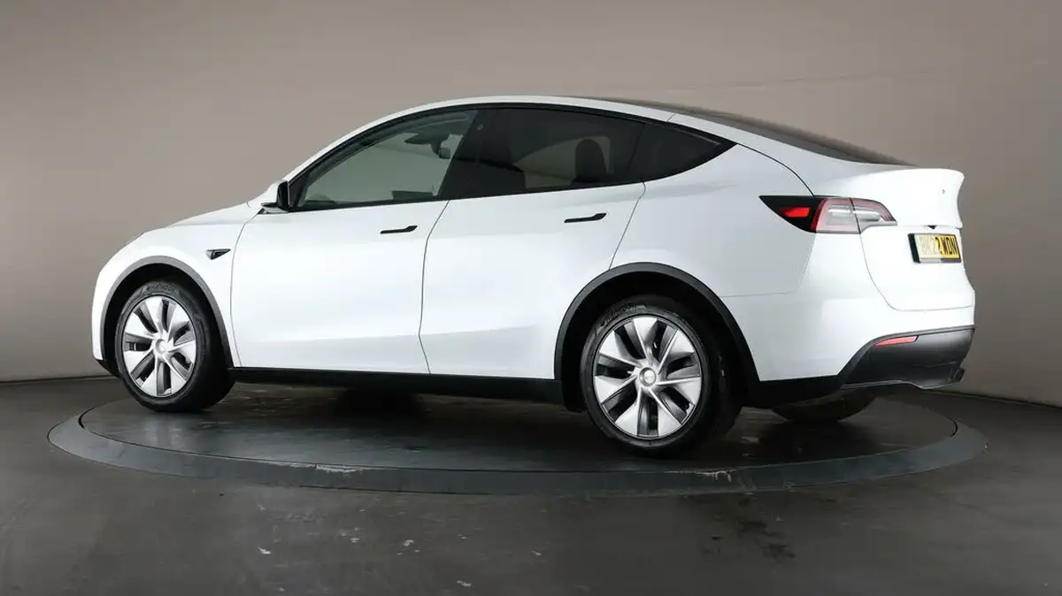 2022-tesla-model-y-e-long-range-big-66