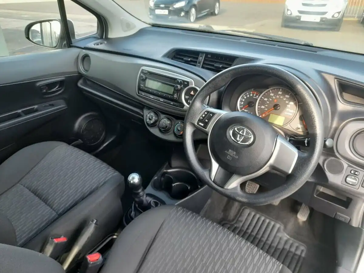2013-toyota-yaris-10-edition-3d-big-9