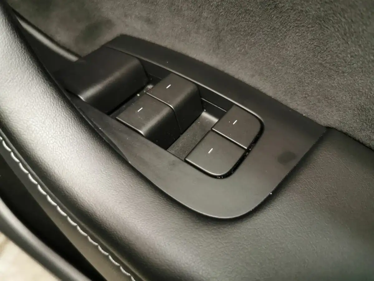 2022-tesla-model-y-e-long-range-big-20