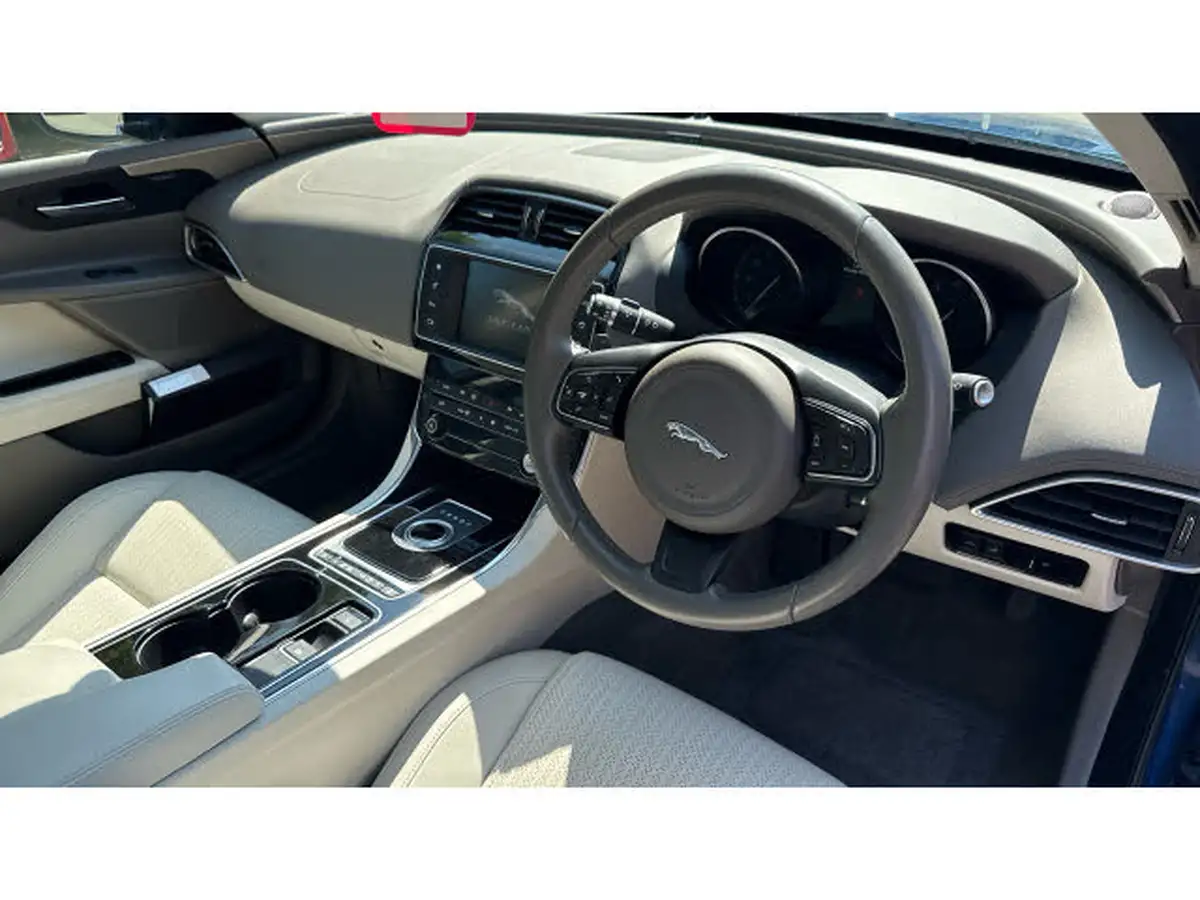 2015-jaguar-xe-20-portfolio-big-10