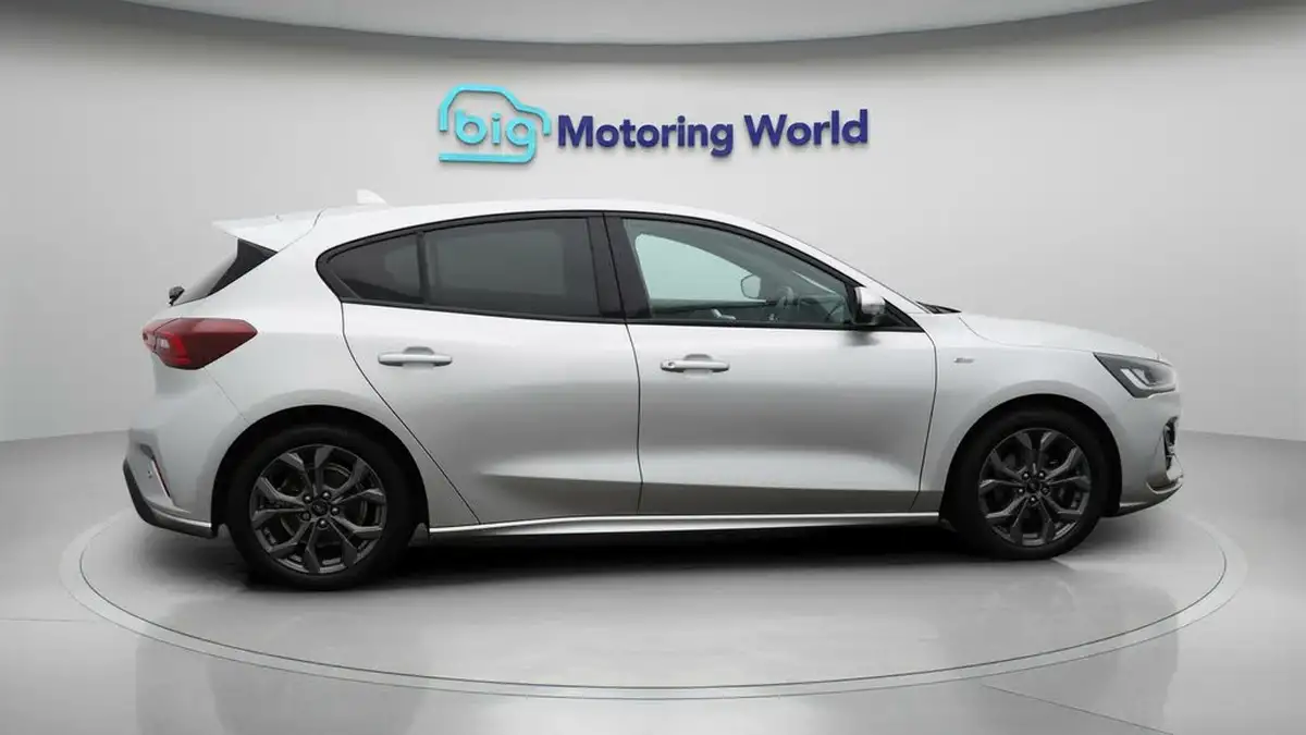 2022-ford-focus-10t-st-line-125ps-hatchback-big-8