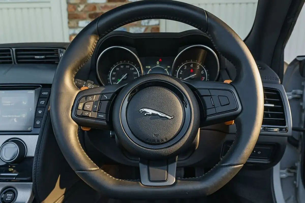 2015-jaguar-f-type-30-convertible-quickshift-big-39