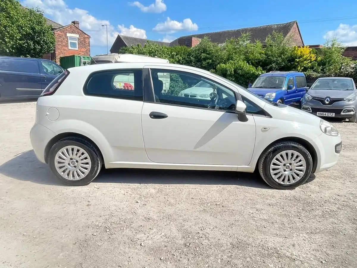 2011-fiat-punto-evo-12-active-3d-big-4