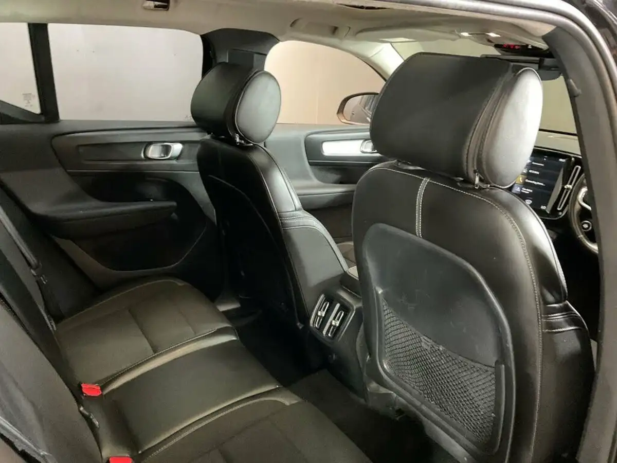 2019-volvo-xc40-20-t4-momentum-awd-big-25