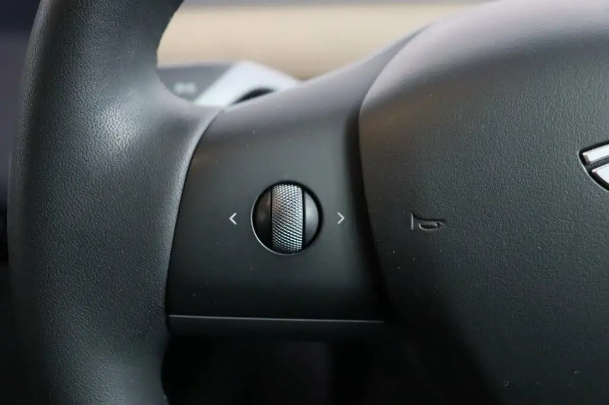 2022-tesla-model-y-e-long-range-big-17