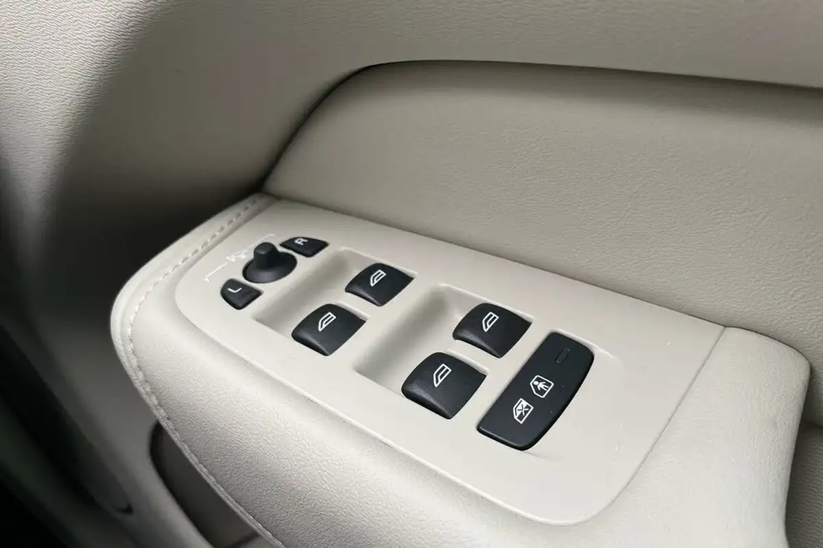 2024-volvo-xc60-20-t8-ultra-dark-big-46