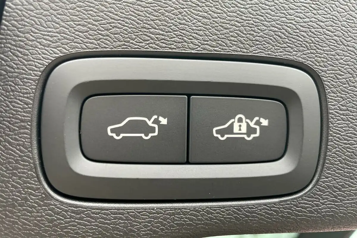 2024-volvo-xc60-20-t8-ultra-dark-big-22