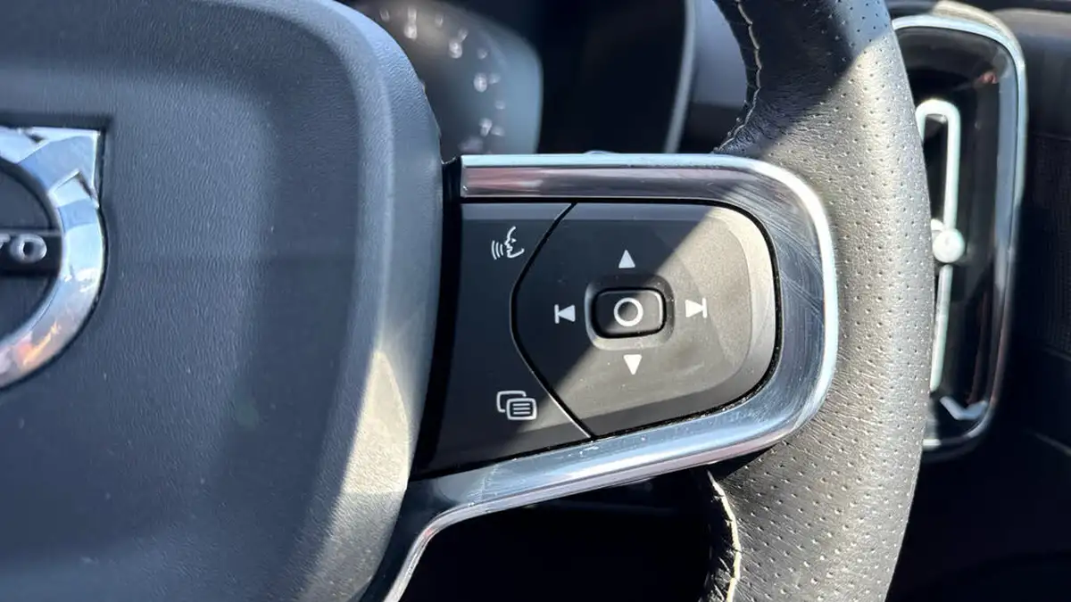 2020-volvo-xc40-20-t4-r-design-awd-big-28