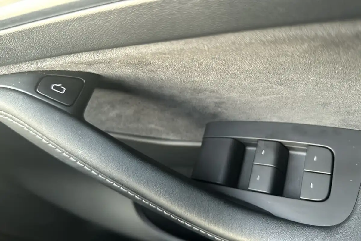 2022-tesla-model-y-e-long-range-big-35