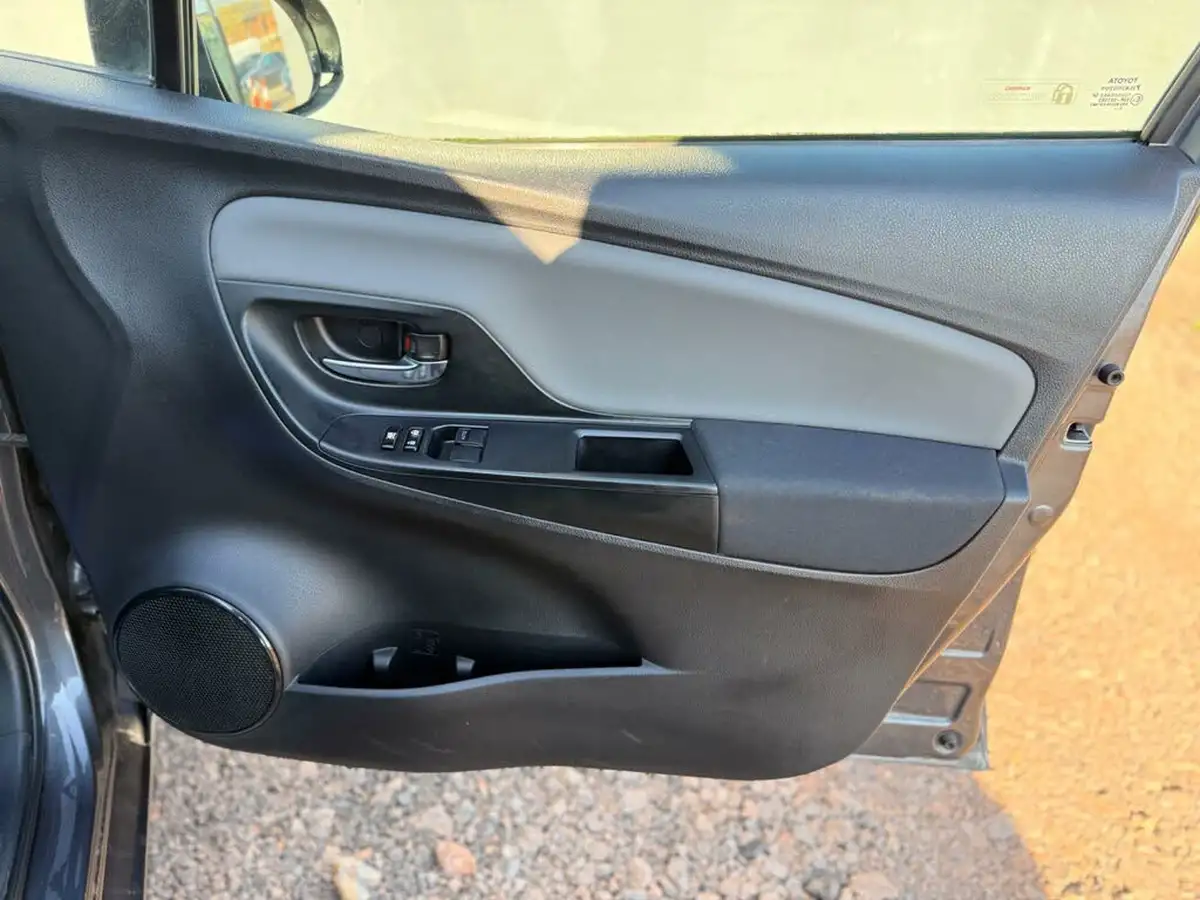 2016-toyota-yaris-15-vvt-i-design-hybrid-big-12