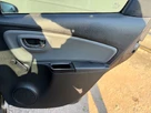 2016-toyota-yaris-15-vvt-i-design-hybrid-small-23