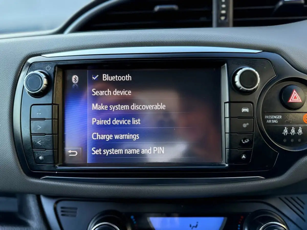 2016-toyota-yaris-15-vvt-i-design-hybrid-big-60